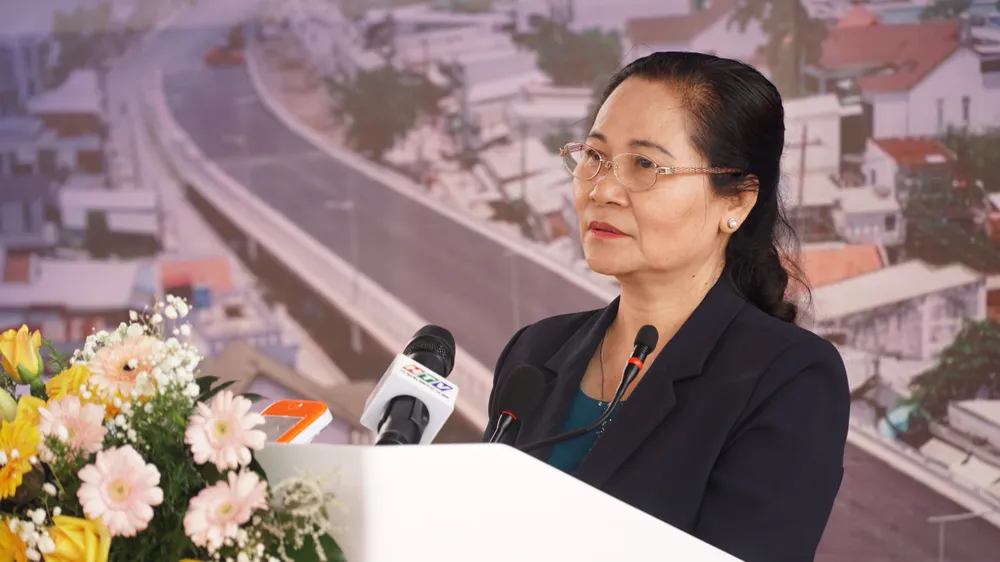 Bà Nguyễn Thị Lệ, Chủ tịch HĐND TP.HCM đánh giá cao sự nỗ lực của Ban Giao thông, tập thể huyện Nhà Bè đã hoàn thành dự án trong 365 ngày.