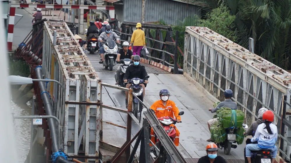 Cầu cũ xuống cấp, thường xuyên ùn ứ.
