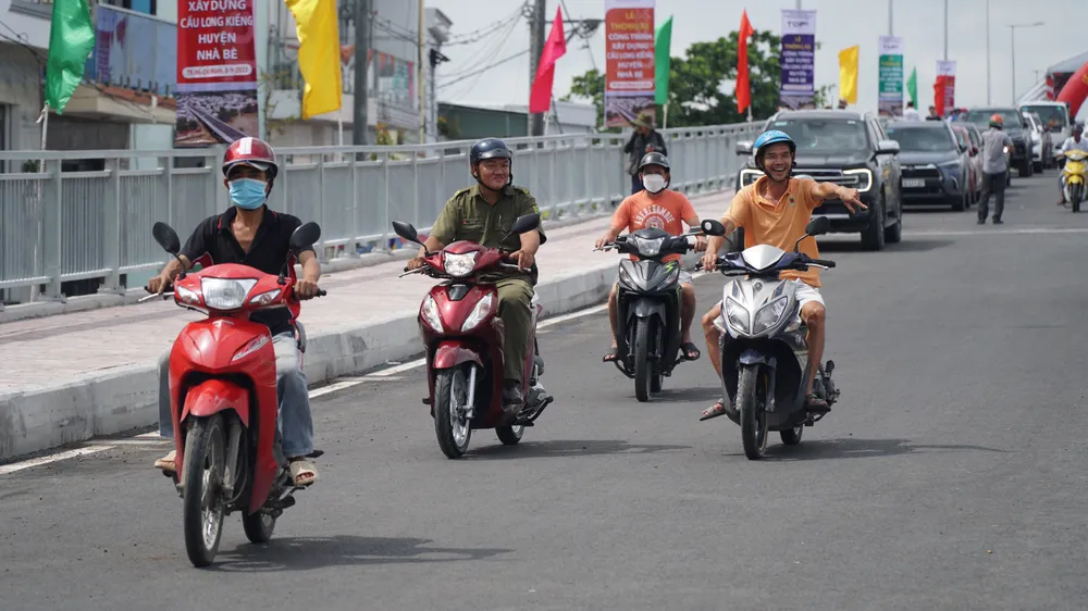 Người dân rất vui mừng vì cầu Long Kiểng được hoàn thành và thông xe.