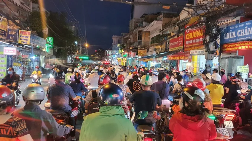 TP.HCM sẽ cấm dừng, đỗ xe 24/24 trên đường Lê Quang Định, Phan Văn Trị, quận Bình Thạnh. Ảnh: Nguyễn Yên