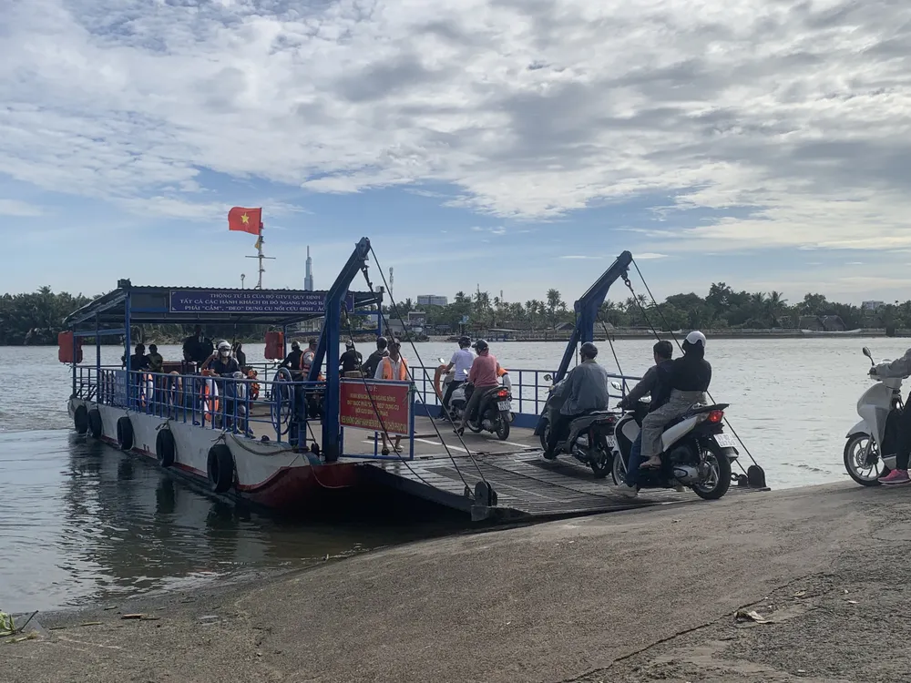 Cũng có một số hành khách không mặc áo phao khi đi qua phà. Ảnh: NHƯ NGỌC