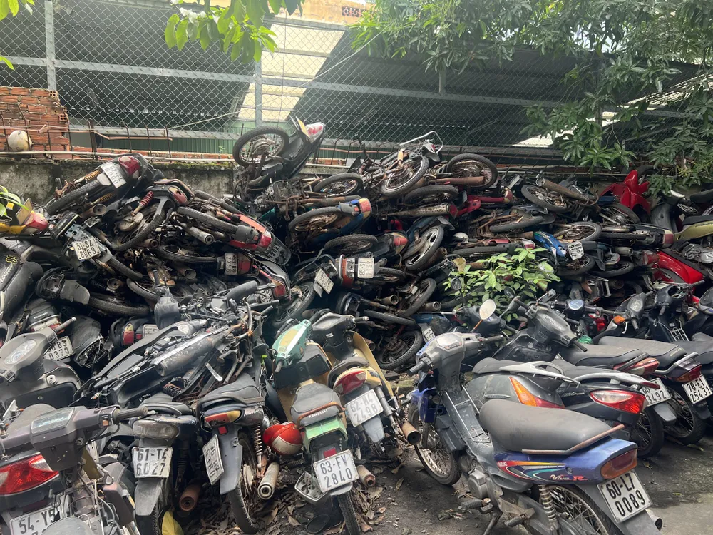 Từ những chiếc xe có giá trị cao như Vespa, Attila đến các loại xe cơ bản khác, tất cả được chất đống nhiều năm nay, tạo thành một cảnh tượng nhếch nhác ở bãi xe bến xe Miền Đông cũ.