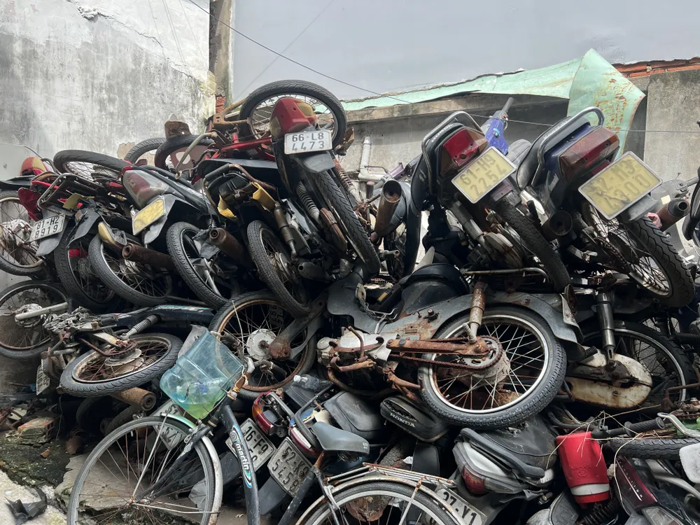 Đến nay, bến xe Miền Đông cũ đã có tới hơn 300 chiếc xe bị bỏ lại. Số xe vô chủ vẫn tăng lên mỗi năm.