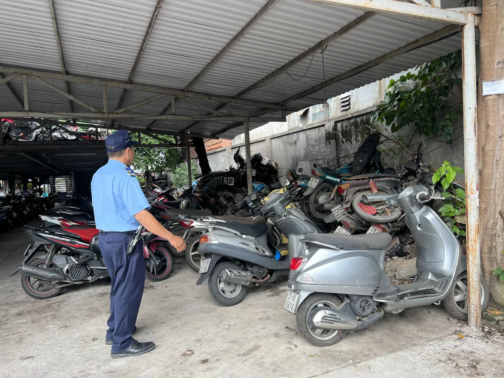 Có những chiếc xe còn rất mới, giá trị cao như Vespa cũng... bơ vơ.