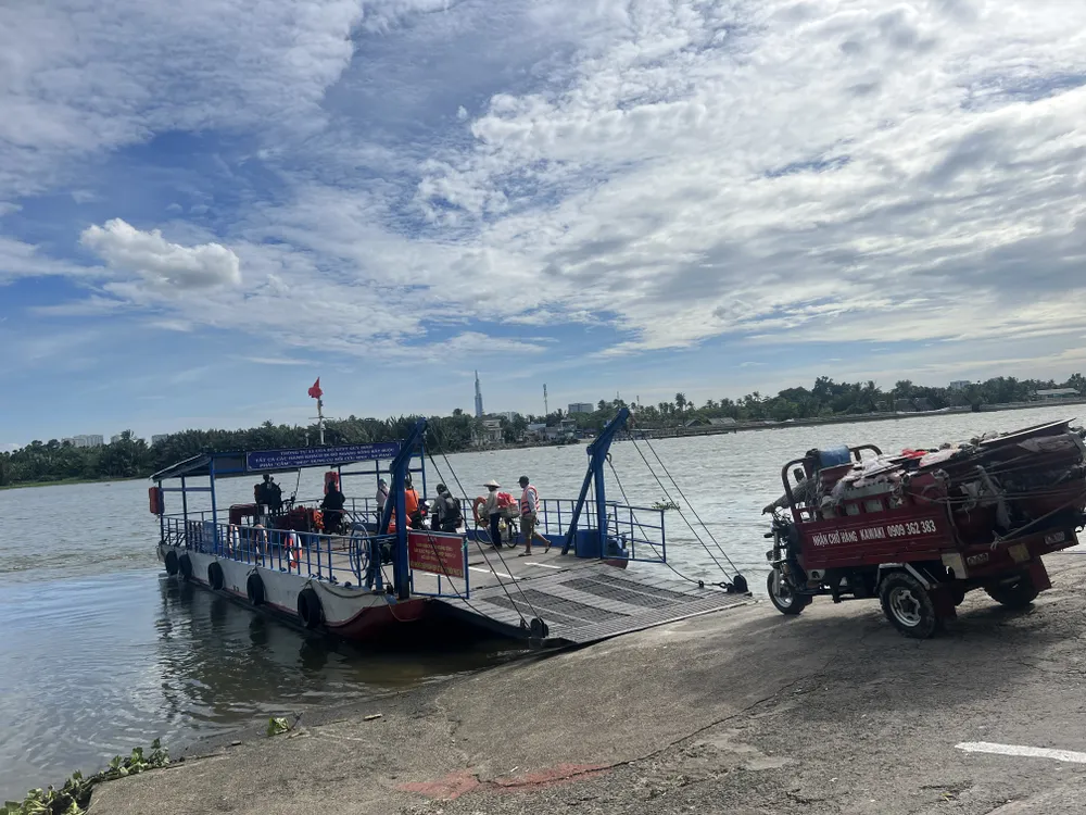Người dân đi lại đông đúc trên phà Bình Quới. Ảnh: ĐT