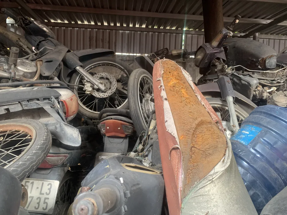 Theo ghi nhận của PLO, hiện có hơn 700 chiếc xe vô chủ đang được chất thành đống ở Bến xe Miền Tây.