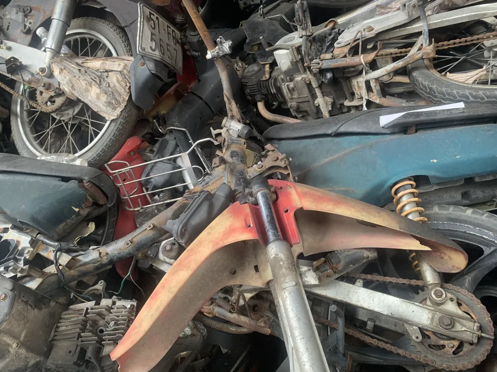 Các phương tiện bị rỉ sét, bụi bặm, hư hỏng nghiêm trọng sau nhiều năm bị bỏ quên.