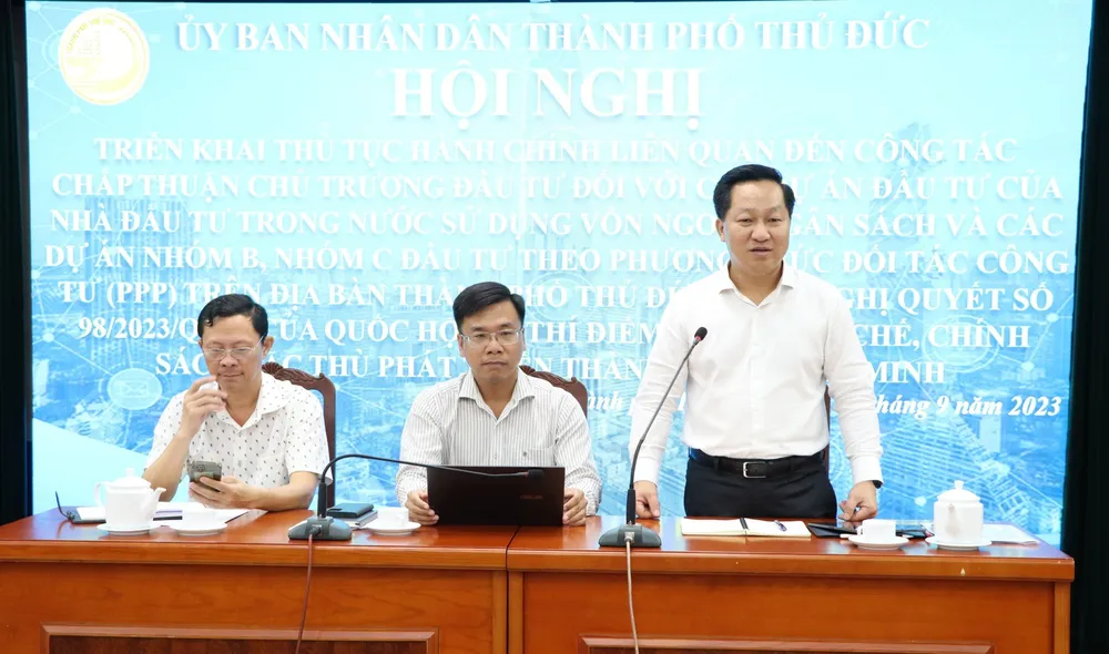 Chủ tịch UBND TP Thủ Đức Hoàng Tùng tiếp xúc cùng các nhà đầu tư ở TP Thủ Đức. Tại đây, ông Hoàng Tùng cho biết các nhà đầu tư có thể đăng ký lịch làm việc vào thứ bảy hàng tuần. ong-hoang-tung-1.jpg