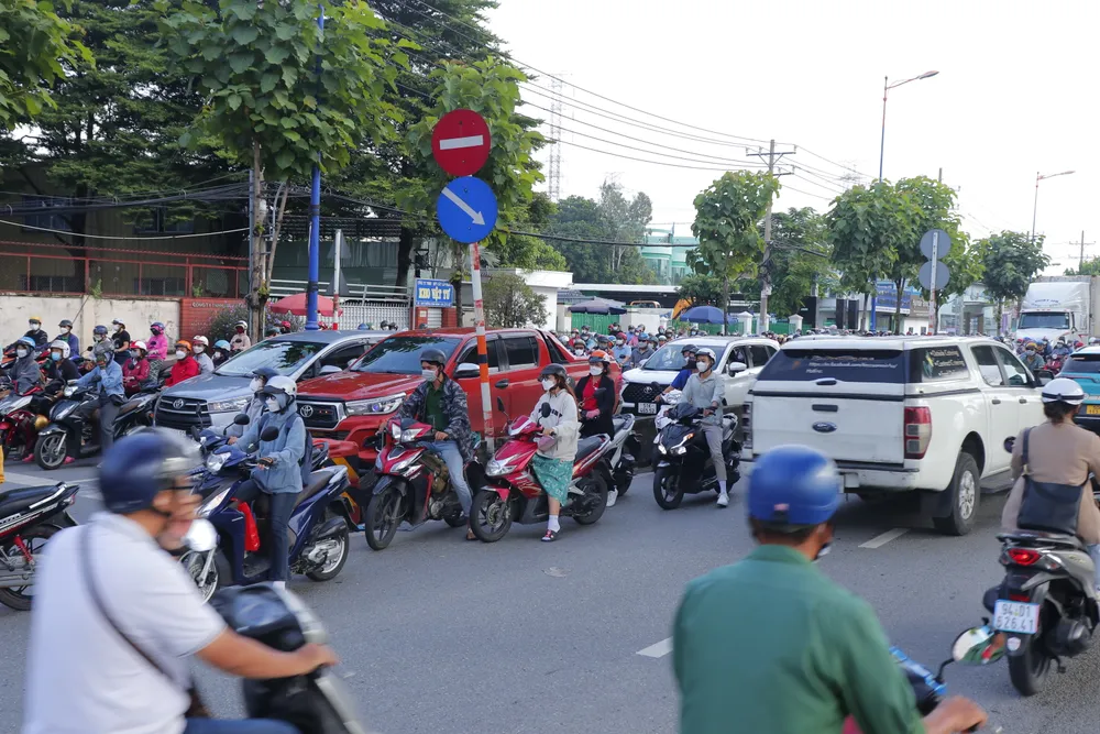 Hàng loạt xe chạy ngược chiều trên đường Nguyễn Văn Bá, tạo nên một cảnh vô cùng hỗn loạn. song-hanh-vo-nguyen-giap-2.jpeg