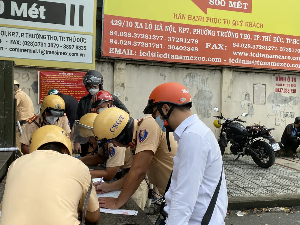 Người dân bị xử phạt hành chính vì lỗi chạy ngược chiều. Ảnh: Cát Tường song-hanh-vo-nguyen-giap-5.jpg