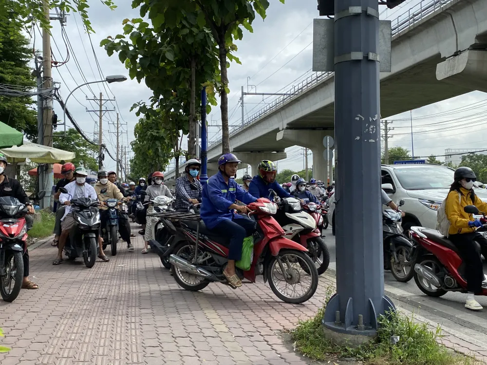 Tuy nhiên, khi vắng bóng CSGT thì tình trạng chạy lên vỉa hè, ngược chiều lại tái diễn. Ảnh: Cát Tường song-hanh-vo-nguyen-giap-6.jpg