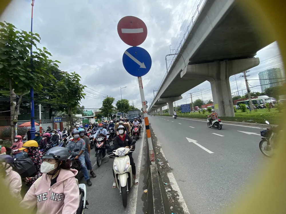 Khi có lực lượng CSGT, người dân tuân thủ đúng quy định. Ảnh: Cát Tường song-hanh-vo-nguyen-giap-7.jpg