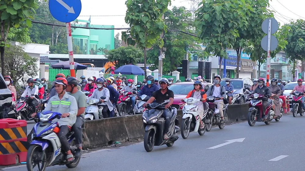 Dù cao điểm hay thấp điểm, người dân vẫn bất chấp chạy ngược chiều. Ảnh: Tuyết Hồng song-hanh-vo-nguyen-giap-8.jpeg