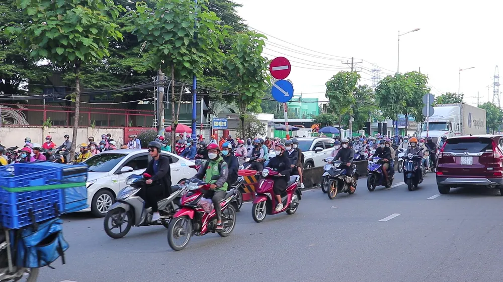 Số ít chạy xe ngược chiều để né kẹt xe, vô cùng nguy hiểm cho người tham gia giao thông. Ảnh: Tuyết Hồng song-hanh-vo-nguyen-giap-9.jpeg