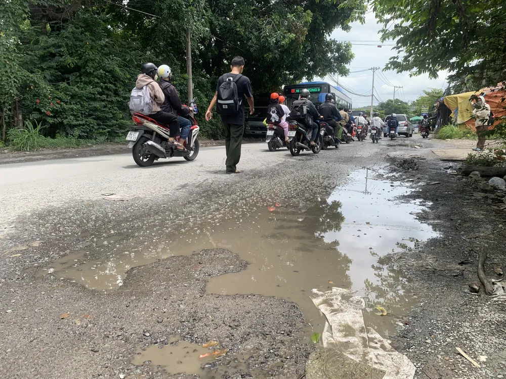 Sinh viên, người dân địa phương mong sớm nâng cấp đường. z4696259843780_df35fe23294ceb8ca7b90f8cc2a7297c.jpg