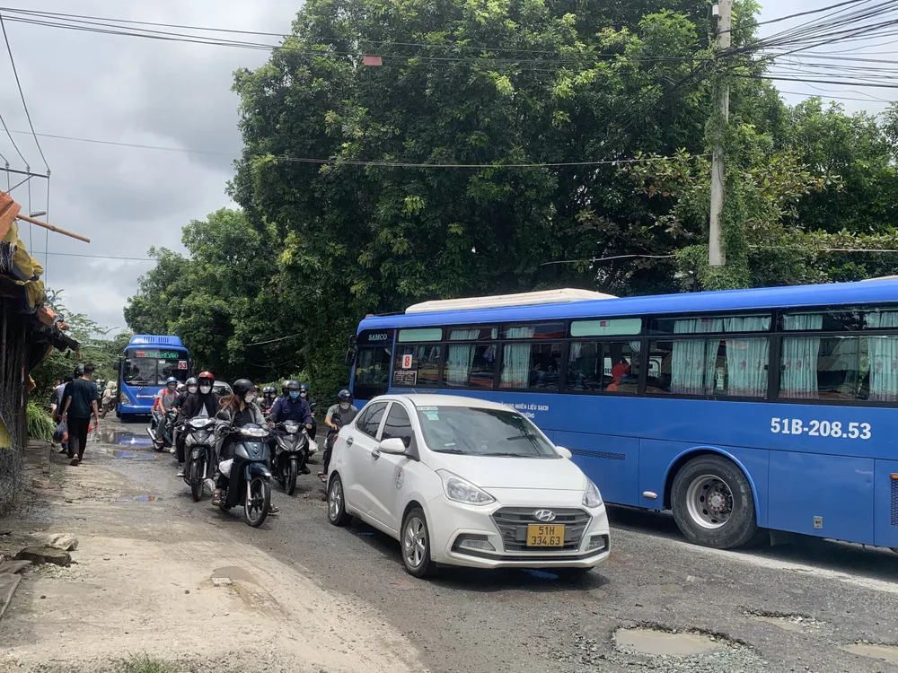 Đường 621, phường Linh Trung, TP Thủ Đức kết nối vào Đại học Quốc gia TP.HCM có lưu lượng phương tiện đi lại rất lớn. duong-xuong-cap