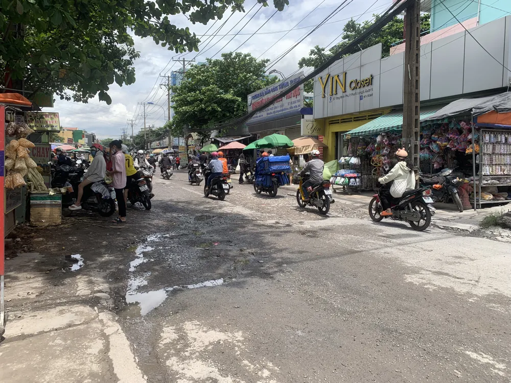 Đường Tăng Nhơn Phú B, TP Thủ Đức lỗ chỗ, khiến người dân đi lại khó khăn. z4696259893669_f22020a2a3447792473ef4bd3fe0026f.jpg