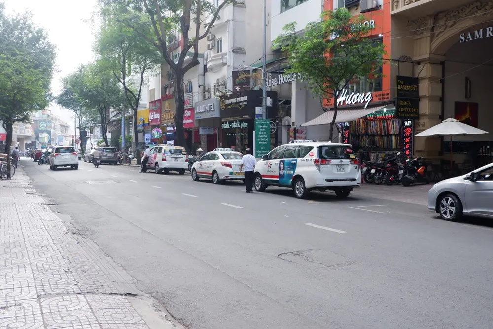 TP.HCM sẽ thu phí sử dụng tạm thời lòng đường, hè phố vào đầu năm 2024. thuphi