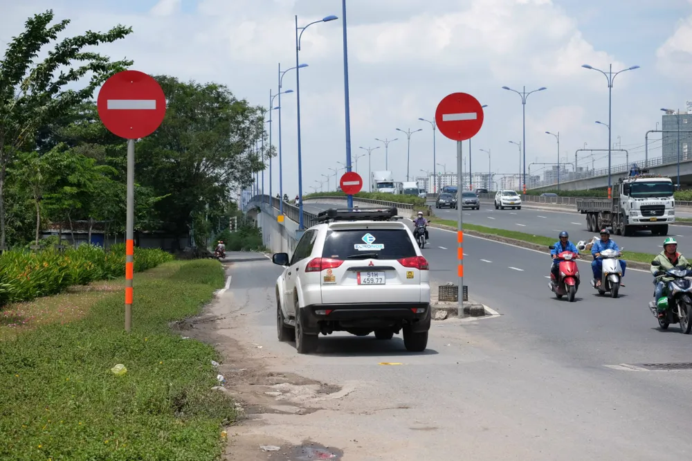 Khu vực cầu Rạch Chiếc có nhiều xe chạy ngược chiều, gây mất an toàn giao thông. 947E720D-B3FB-4F8E-8C09-01BBB3CE3FE5.jpeg
