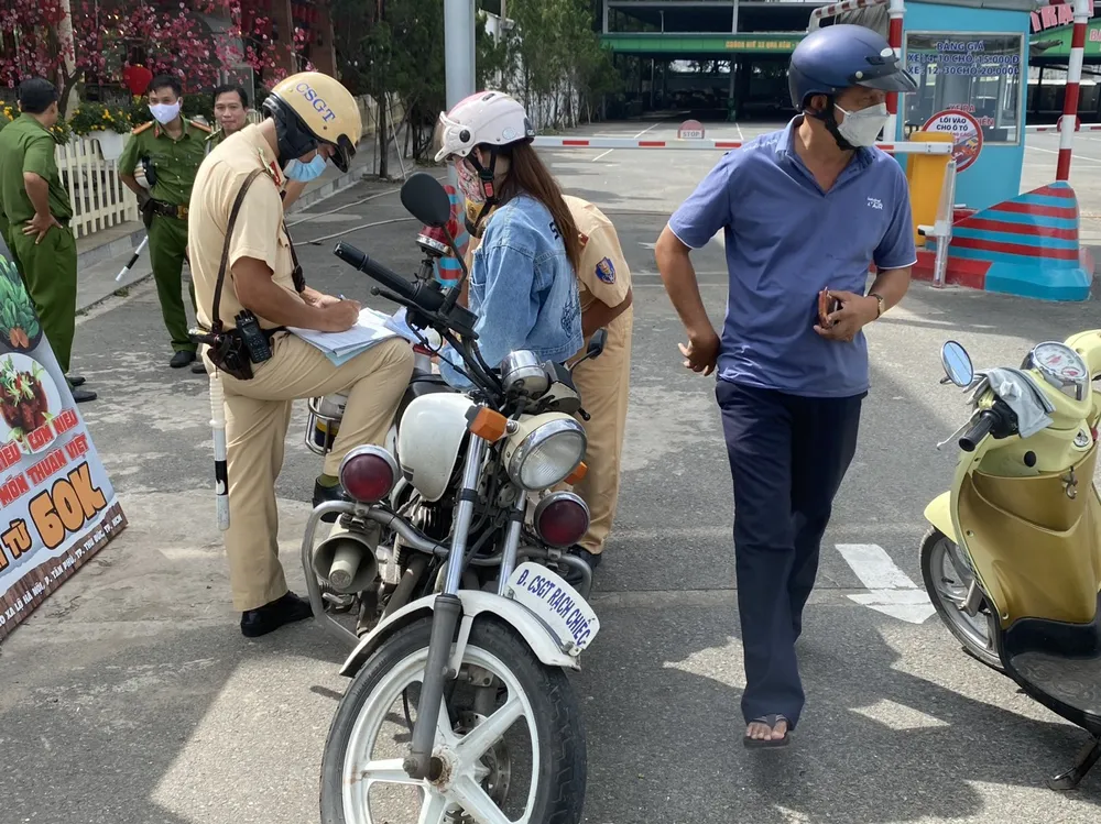 CSGT Rạch Chiếc xử phạt người dân chạy ngược chiều. chay-nguoc-chieu-1-8579-9077.jpg
