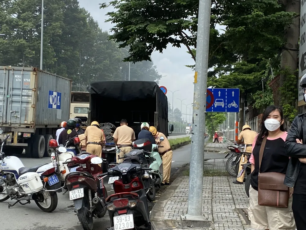 Hàng loạt người điều khiển phương tiện đi sai làn đường bị xử phạt hành chính. Ảnh: Cát Tường song-hanh-vo-nguyen-giap-4-5054-2284.jpg