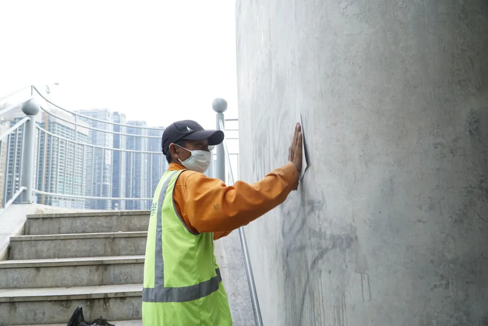 Cầu Ba Son đã nhiều lần phải tẩy xóa tình cảnh bị vẽ bậy. ba-son-1.jpg