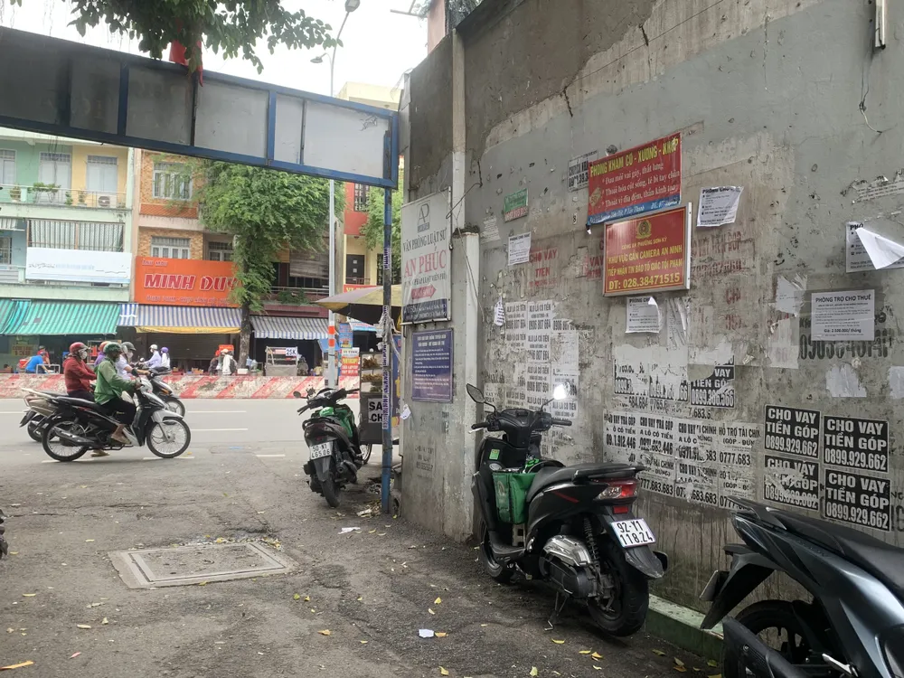 Nhiều trụ điện vừa được gỡ, xóa thì tờ quảng cáo, rao vặt mới lại xuất hiện. dan-to-roi