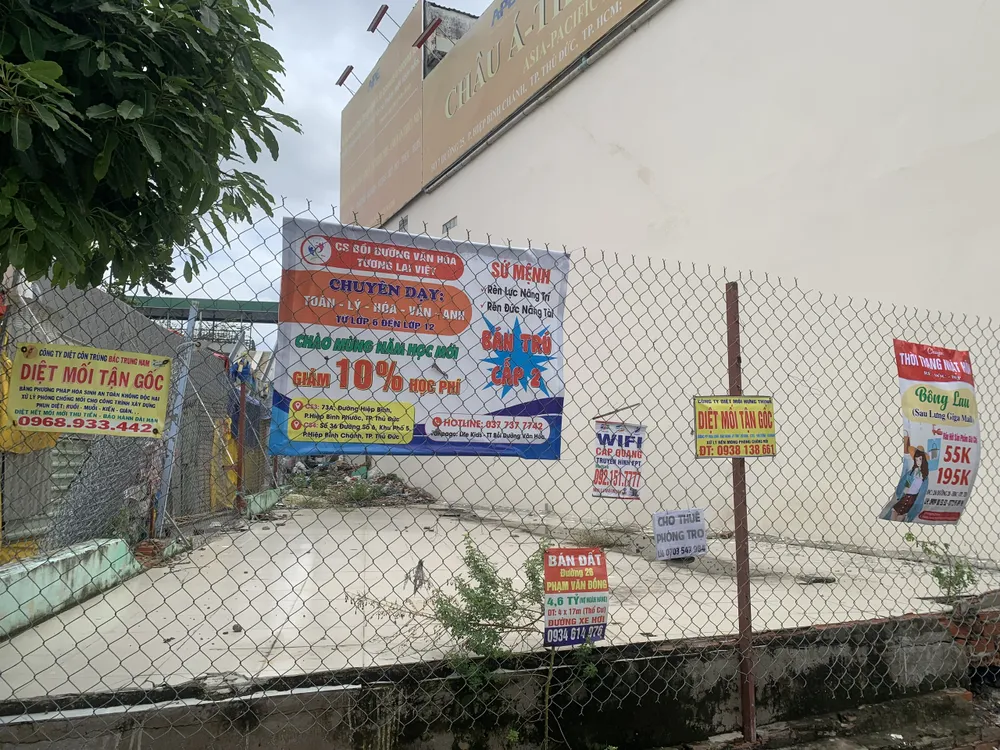 Hàng rào nhà dân cũng là “nơi lý tưởng” để quảng cáo. dan-to-roi