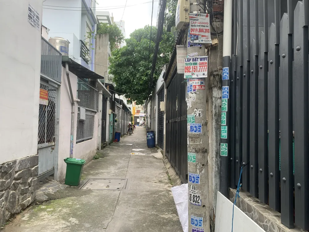 Nơi càng đông người qua lại, quảng cáo, rao vặt càng nhiều. dan-to-roi