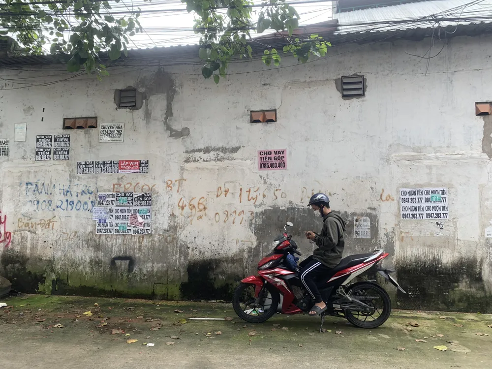 Một mảng tường nhà dân trên đường Lê Trọng Tấn, phường Sơn Kỳ, quận Tân Phú chi chít những tờ rao vặt. dan-to-roi