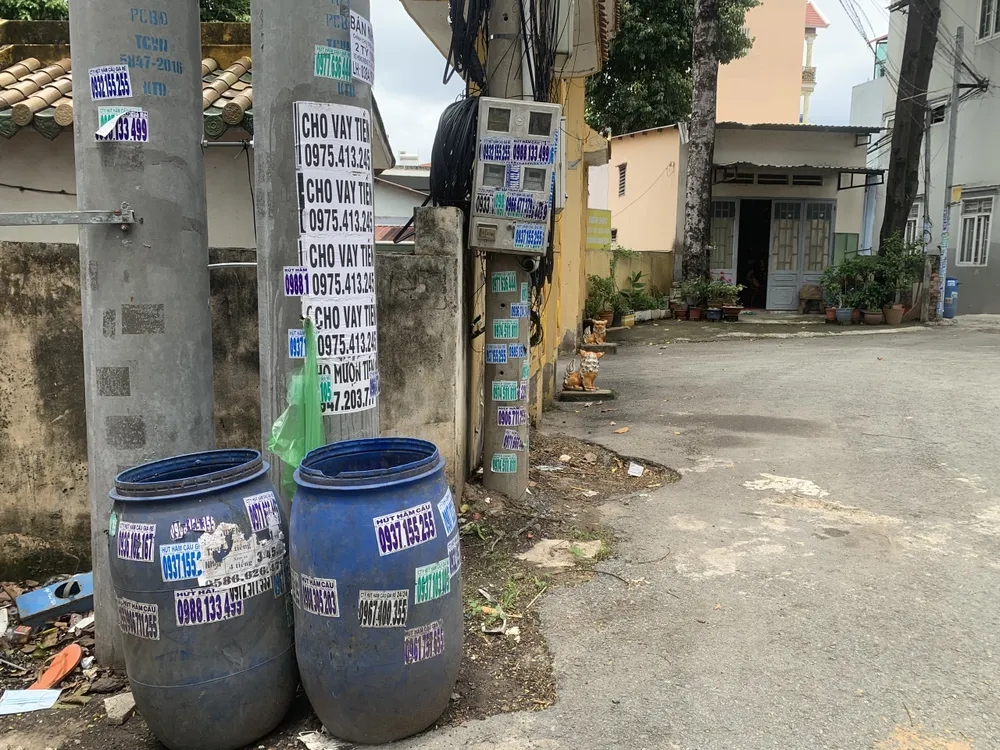 Có những thùng chứa rác vẫn không thoát khỏi cảnh bị tờ rơi bủa vây. dan-to-roi