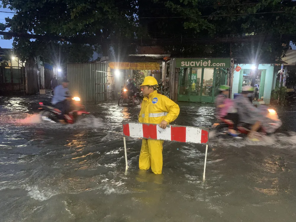 Nhân viên của Công ty TNHH MTV Cấp nước đô thị TP.HCM kịp thời có mặt, xử lý tình trạng thoát nước chậm. ngap