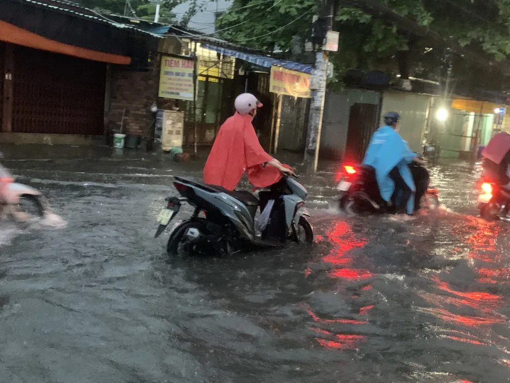 Người dân phải dẫn bộ để vượt qua tuyến đường ngập sâu. z4702157473813_8b6a81d1057feef03ddfngapbf8c05871847.jpg
