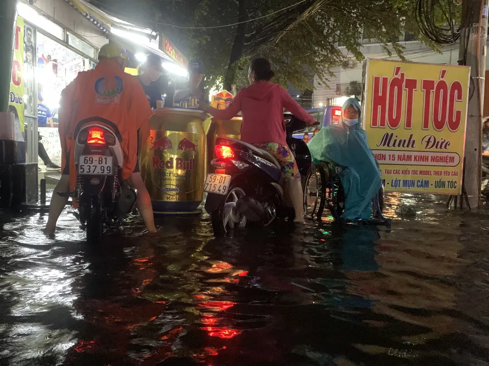 Nhiều người dân quay đầu khi thấy mưa lớn. ngap
