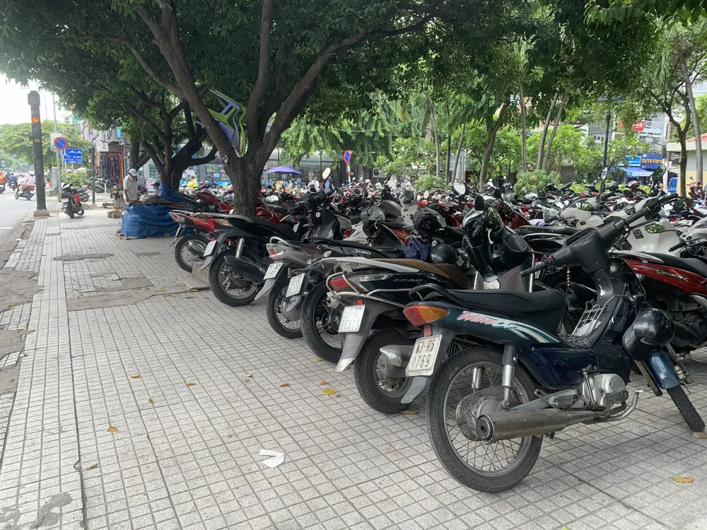 Xe tràn ra vỉa hè, lòng đường tại công viên Văn hóa Phú Nhuận (phường 7, quận Phú Nhuận).