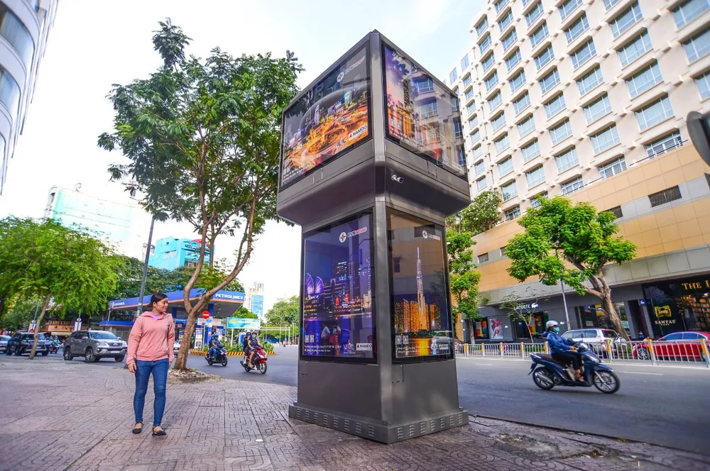 Một số trụ biến áp ở quận 1 và quận 3 được lắp đặt panel thông tin, xoá bỏ tình trạng dán tờ rơi, xịt sơn, xả rác. bienap4.jpg