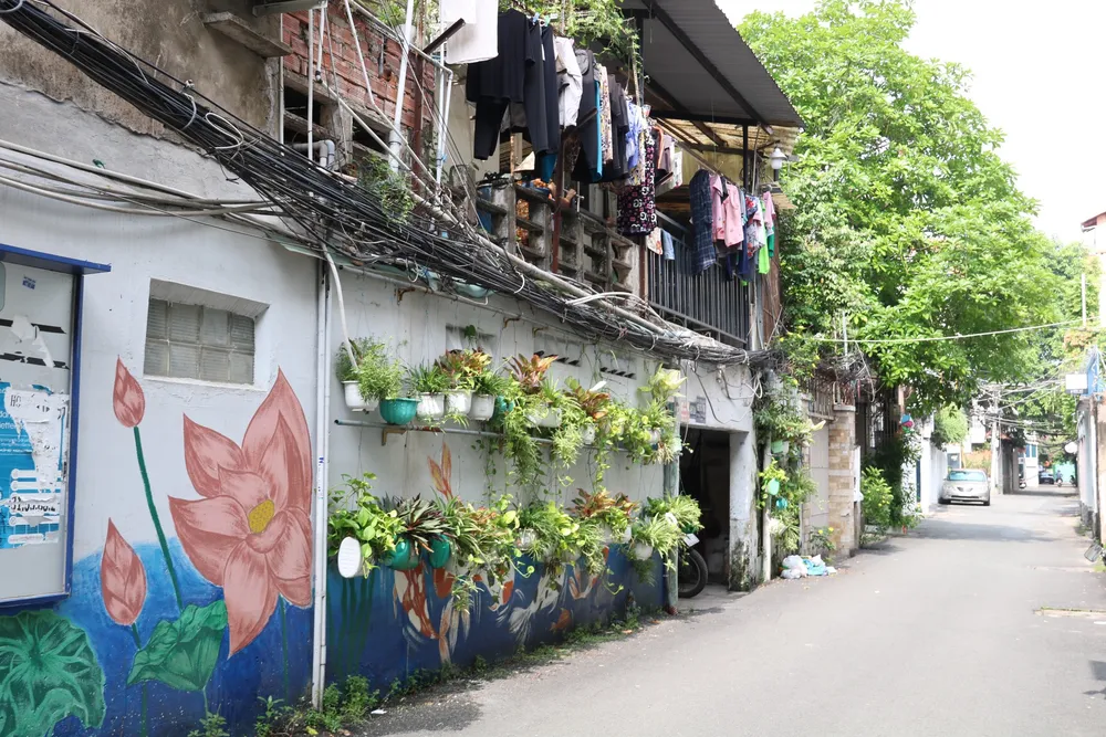 Người dân cũng tô điểm thêm hoa, lá cho các bức tường để tránh bị bôi bẩn. ve-tranh 16.jpg