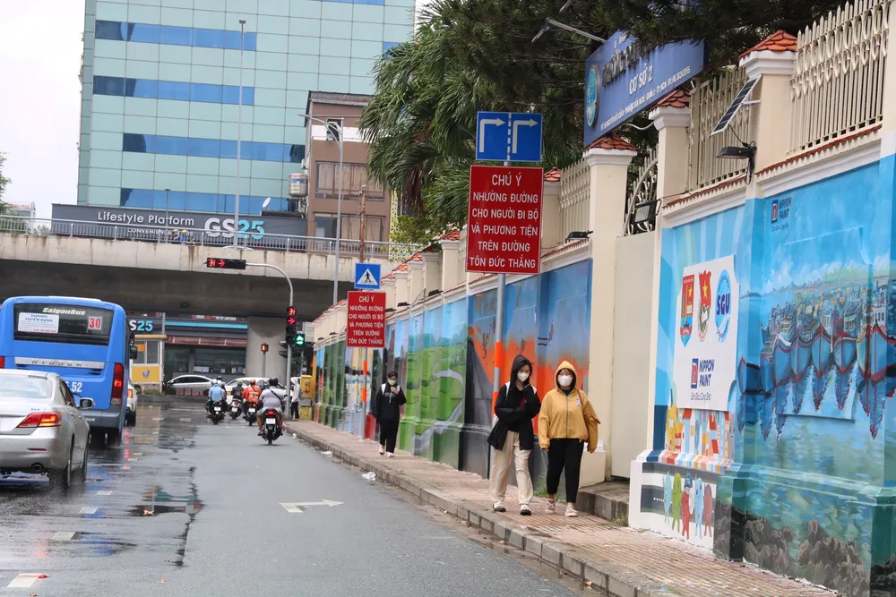 Một mảng tranh dài khoảng 200m trên bức tường dọc đường Nguyễn Hữu Cảnh. ve-tranh 20.jpg