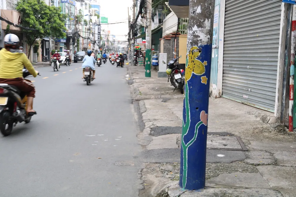 Trụ điện nhiều màu sắc ở quận Phú Nhuận. ve-tranh 5.jpg