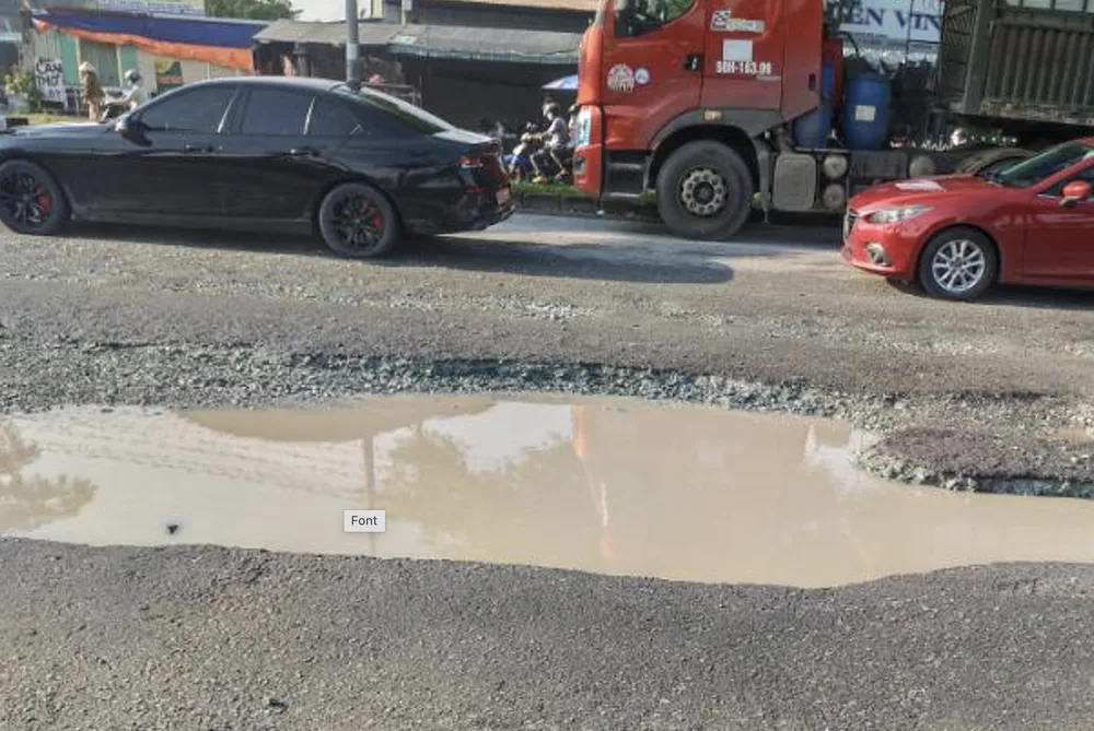 Cả mảng lớn mặt đường Nguyễn Văn Linh bị xuống cấp, tạo thành ổ voi, gây mất an toàn giao thông. anh-chup-man-hinh-2023-09-25-luc-105056-5902-4884.png