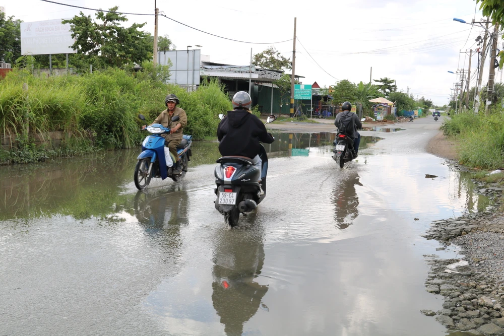 Nhiều vũng nước lớn trên đường. duong-xuong-cap