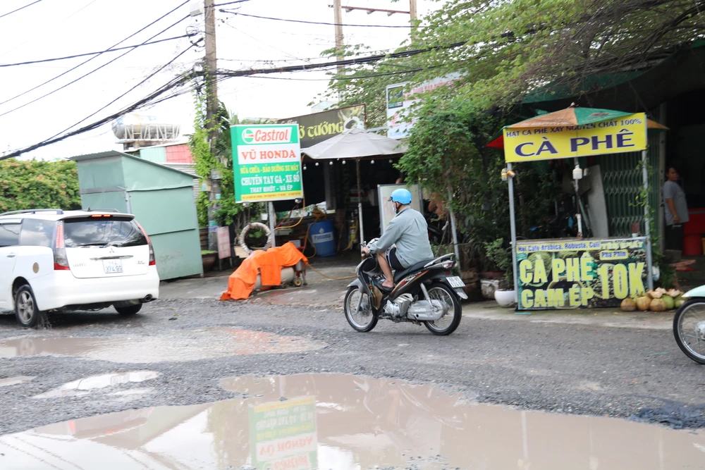 Ngập nước, sình lầy khiến tuyến đường trông nhếch nhác. duong-xuong-cap