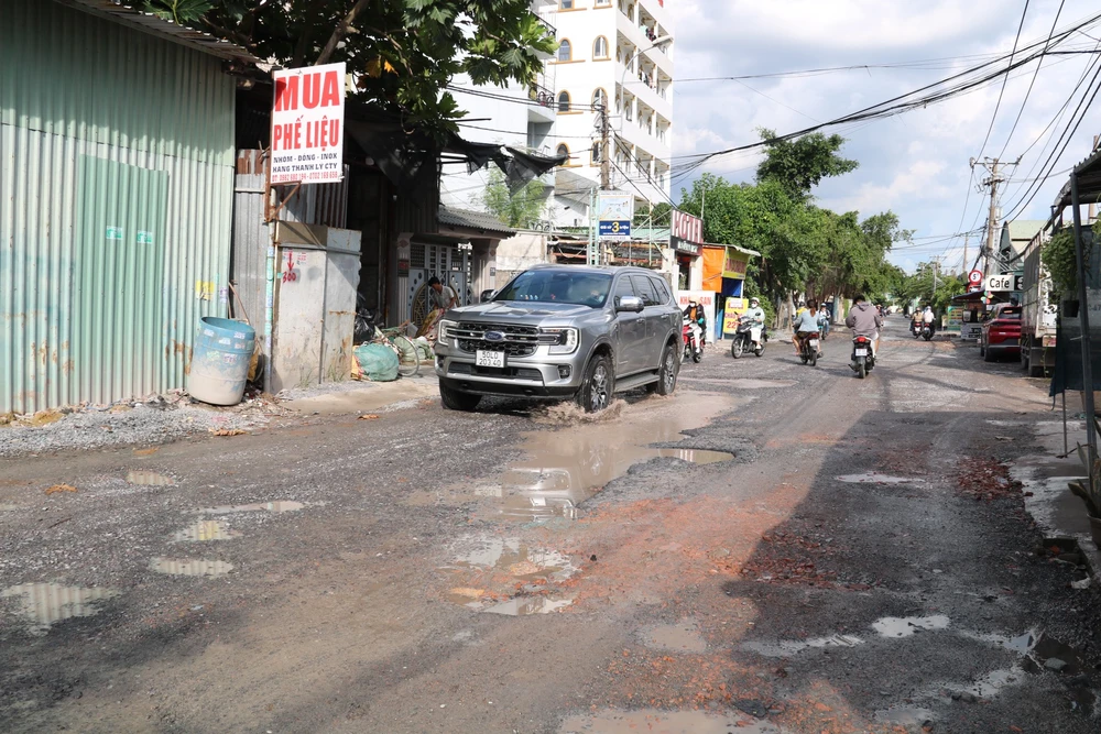 Xe lớn chỉ dám di chuyển "nhẹ nhàng" qua đoạn đường này. duong-xuong-cap