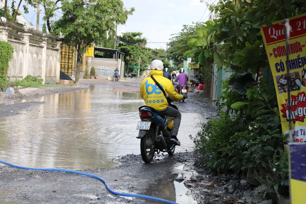 Người dân khó khăn khi di chuyển qua đường Bưng Ông Thoàn. bung-ong-thoa