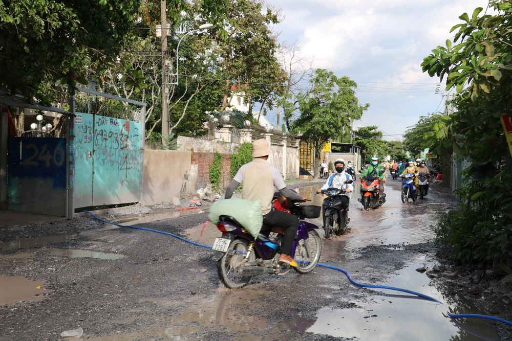 Tuyến đường tiềm ẩn nhiều nguy hiểm, người dân đi lại khó khăn. duong-xuong-cap