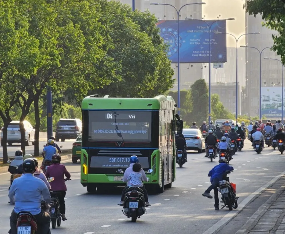 TP.HCM sẽ kéo dài thí điểm 5 tuyến buýt điện ở TP.HCM đến hết năm 2025. Ảnh: ĐT buytdien.jpg