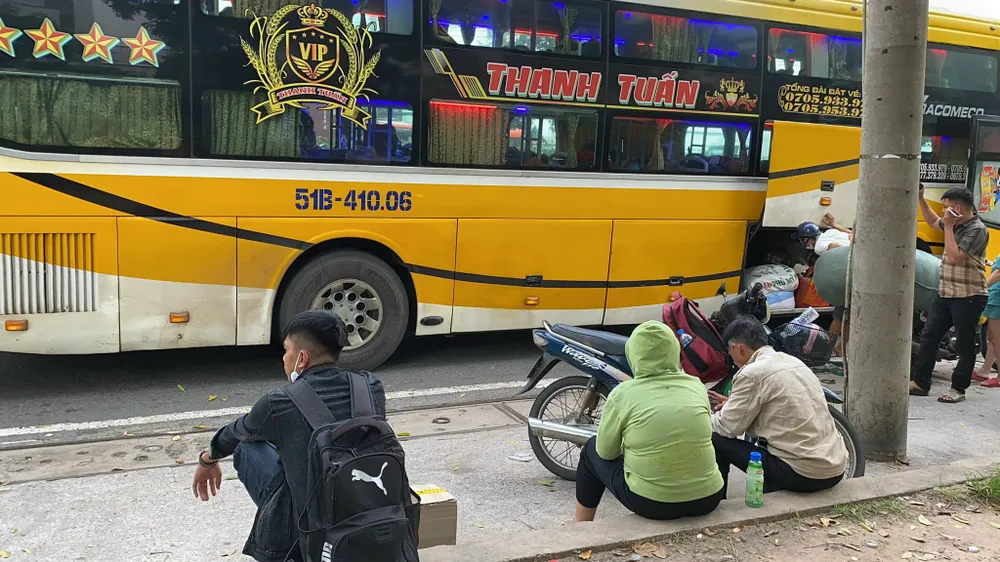 Nhiều hành khách ngồi dọc tuyến đường đợi đến lượt. ẢNH: CÁT TƯỜNG z4726686129119-fdabde82061960ce1147d32387336e00-956-8617-1962.jpg