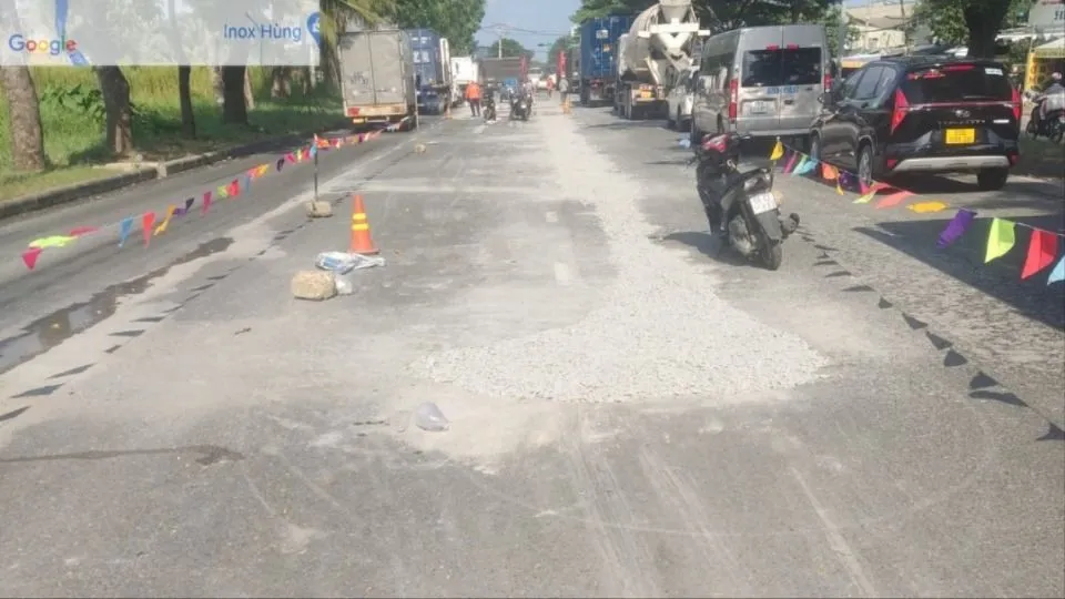 Đường Nguyễn Văn Linh có mật độ phương tiện lớn, thường xuyên xuống cấp. nguyen-vanlinh1.jpg
