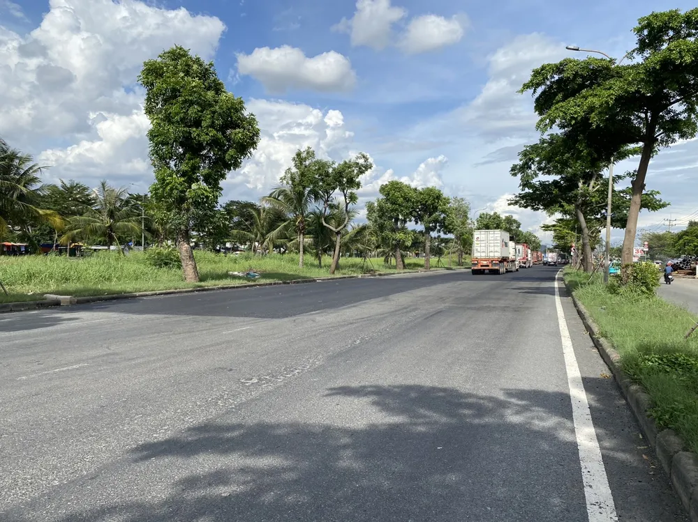 Nhiều đoạn đường bị xuống cấp đã được Công ty Phú Mỹ Hưng khắc phục xong. nguyenvanlinh1-1.jpg