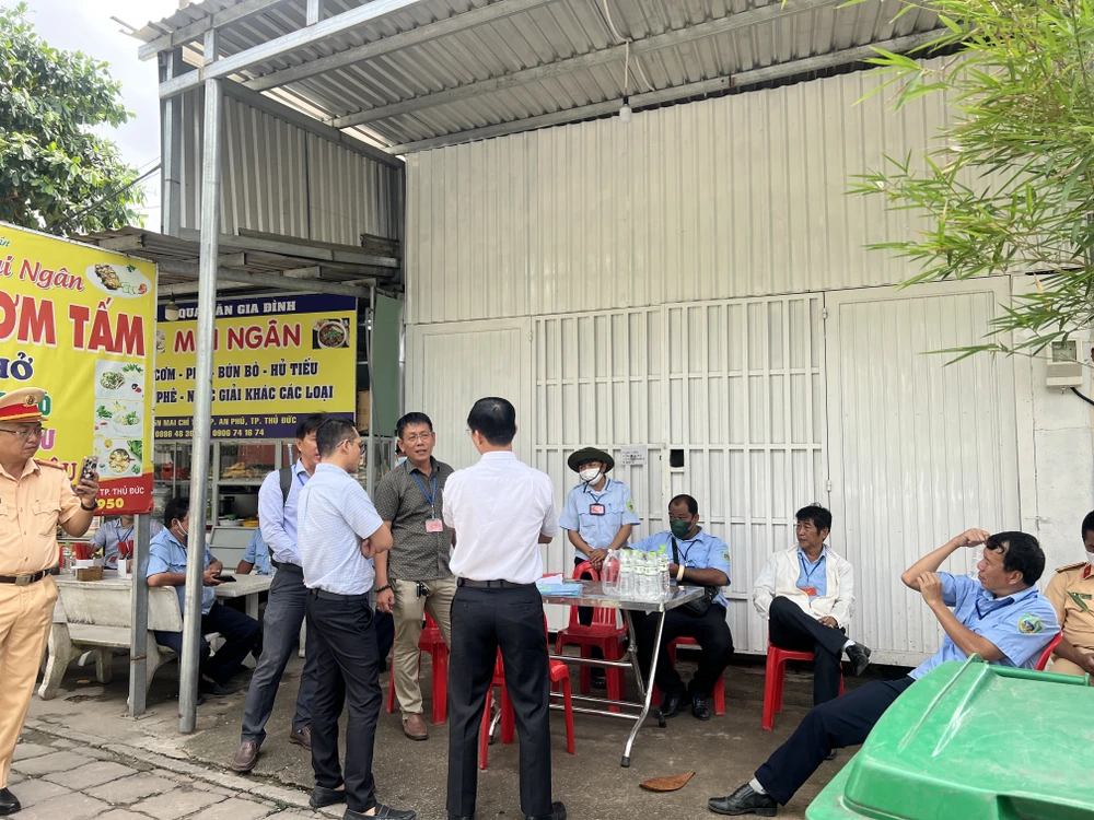 Đoàn kiểm tra liên ngành làm việc với hãng Thành Bưởi. xe-du